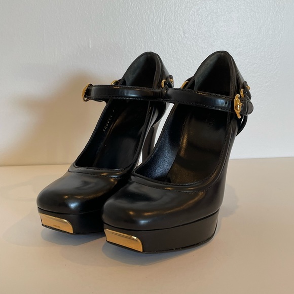 Gucci Black Pumps with Chunky Gold Accents - Size US 7 - Picture 4 of 10